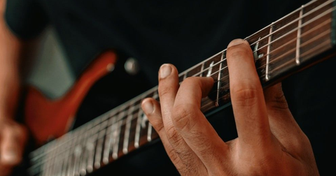 Come suonare il fingerpicking: 5 brani per iniziare