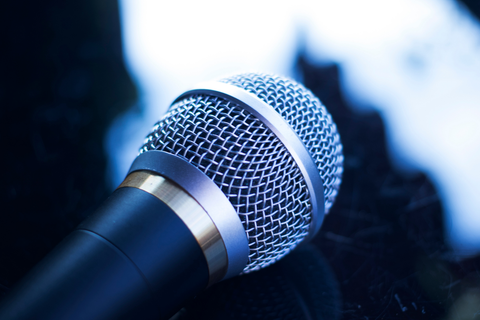 Come collegare un microfono per cantare: guida completa