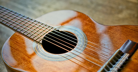 Come cambiare le corde di una chitarra acustica: guida completa