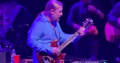 La chitarra da 11,5 milioni di dollari di Jerry Garcia torna già sul palco con Derek Trucks