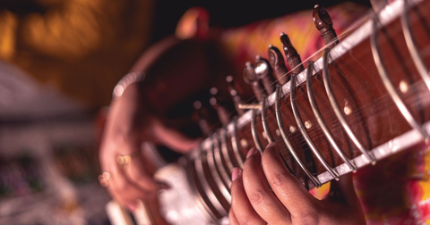 Il sitar: storia e segreti dello strumento che ha incantato il rock