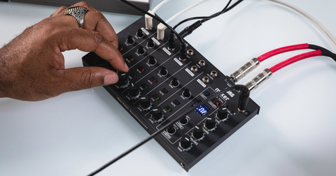 Korg NTS-4: il mixer che collega hardware e DAW
