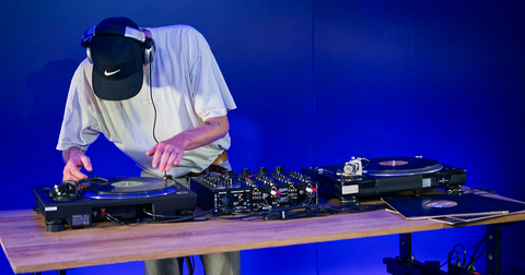 Materiale DJ per principianti: la guida completa per equipaggiarti bene