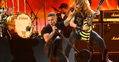 Brit Awards 2026: Robbie Williams rende un commovente omaggio a Ozzy Osbourne con «No More Tears»