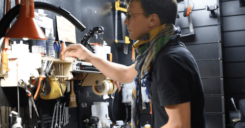 Alla scoperta del servizio di liuteria per chitarra di Woodbrass Paris