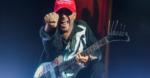 Vietata in 15 Paesi per il suo logo comunista, la Fender Tom Morello « Arm The Homeless » fa discutere