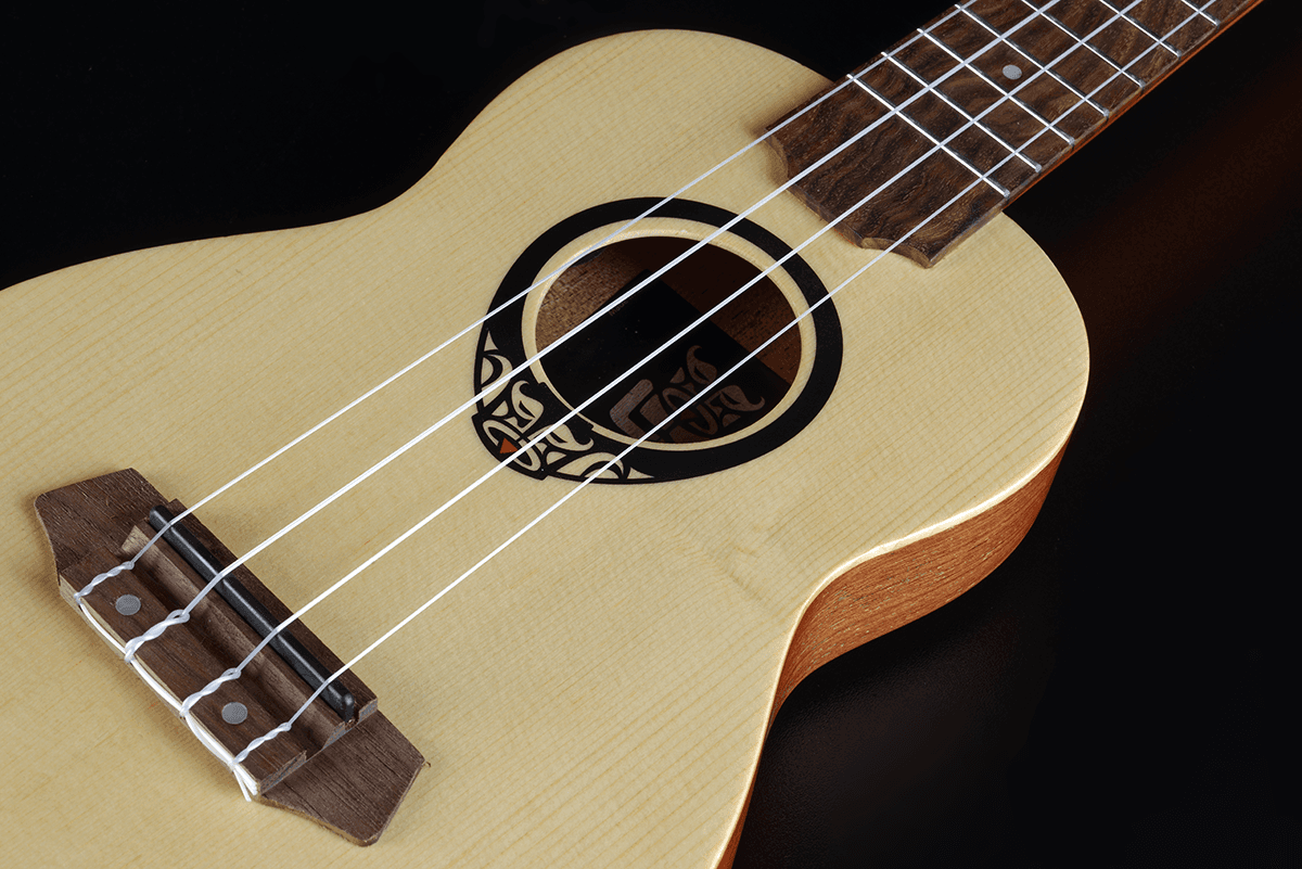 Tiki Baby Tku150Se Ukulele Baby-Soprano Fondo Arcuato Sottile Elettrico