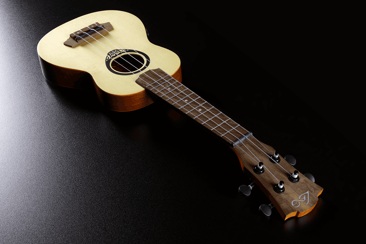 Tiki Baby Tku150Se Ukulele Baby-Soprano Fondo Arcuato Sottile Elettrico